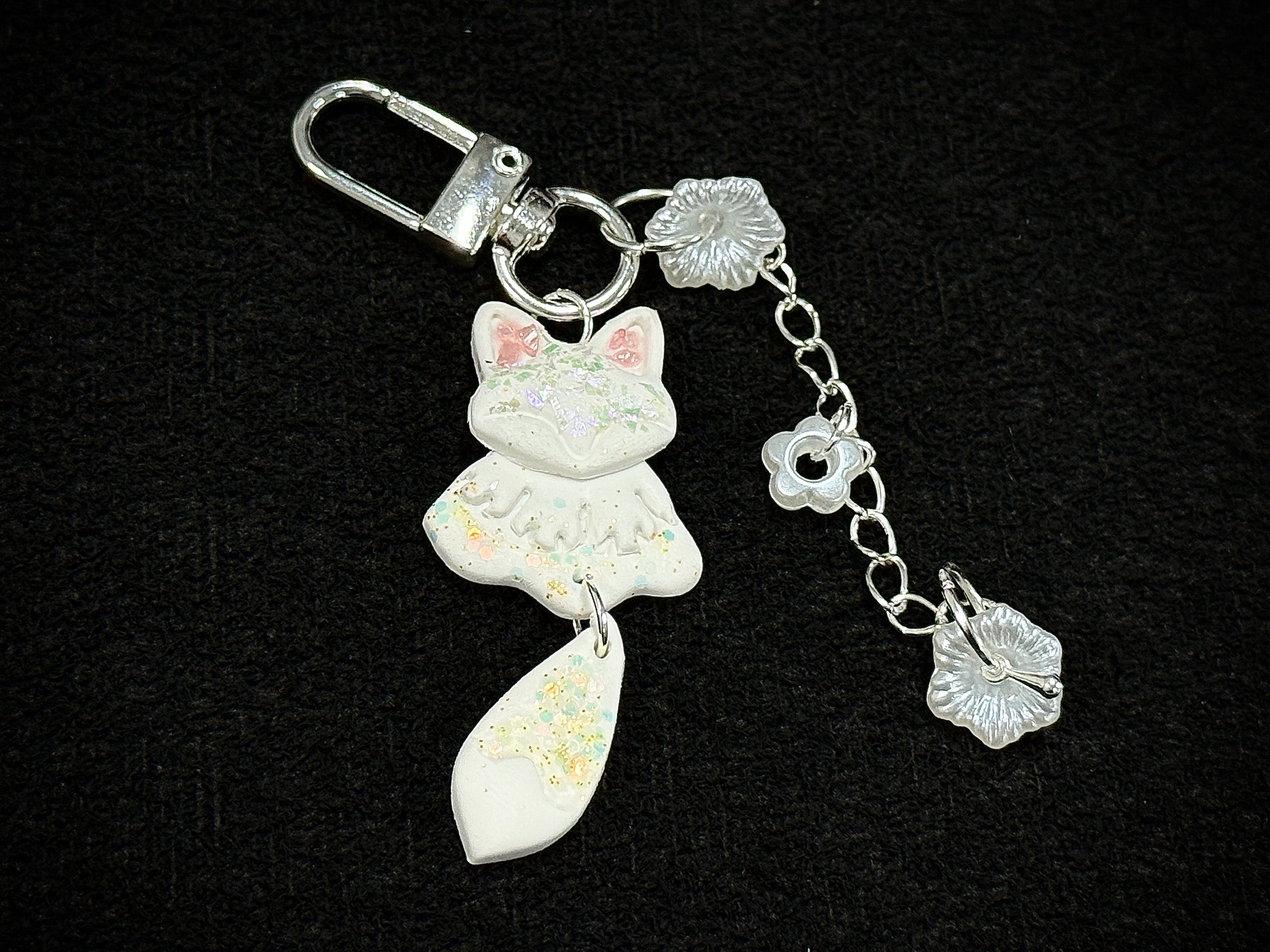 A049. Glamour Fox key charm (glitter silver)