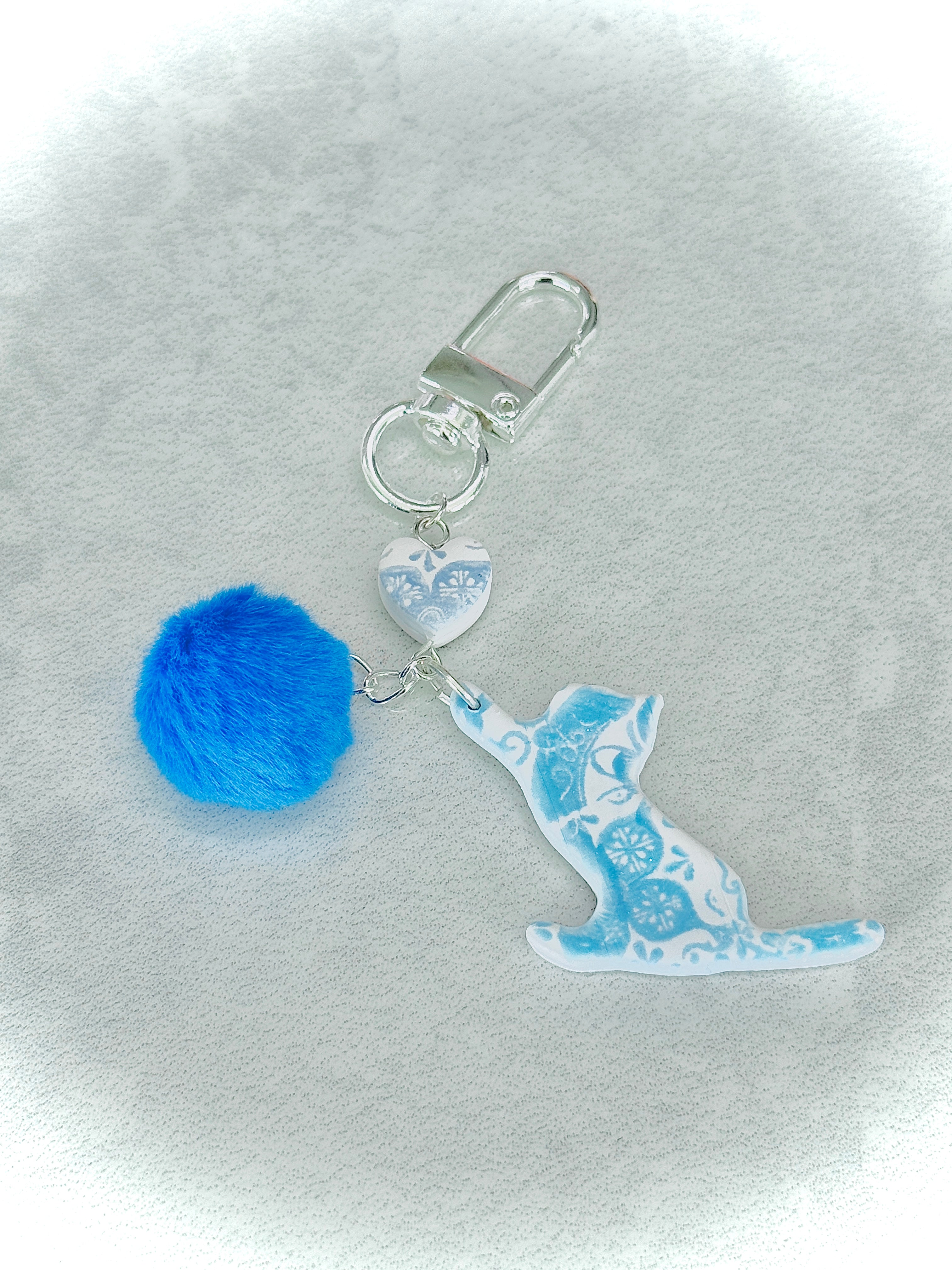 A033. Gilded breeze key charm (Cat)
