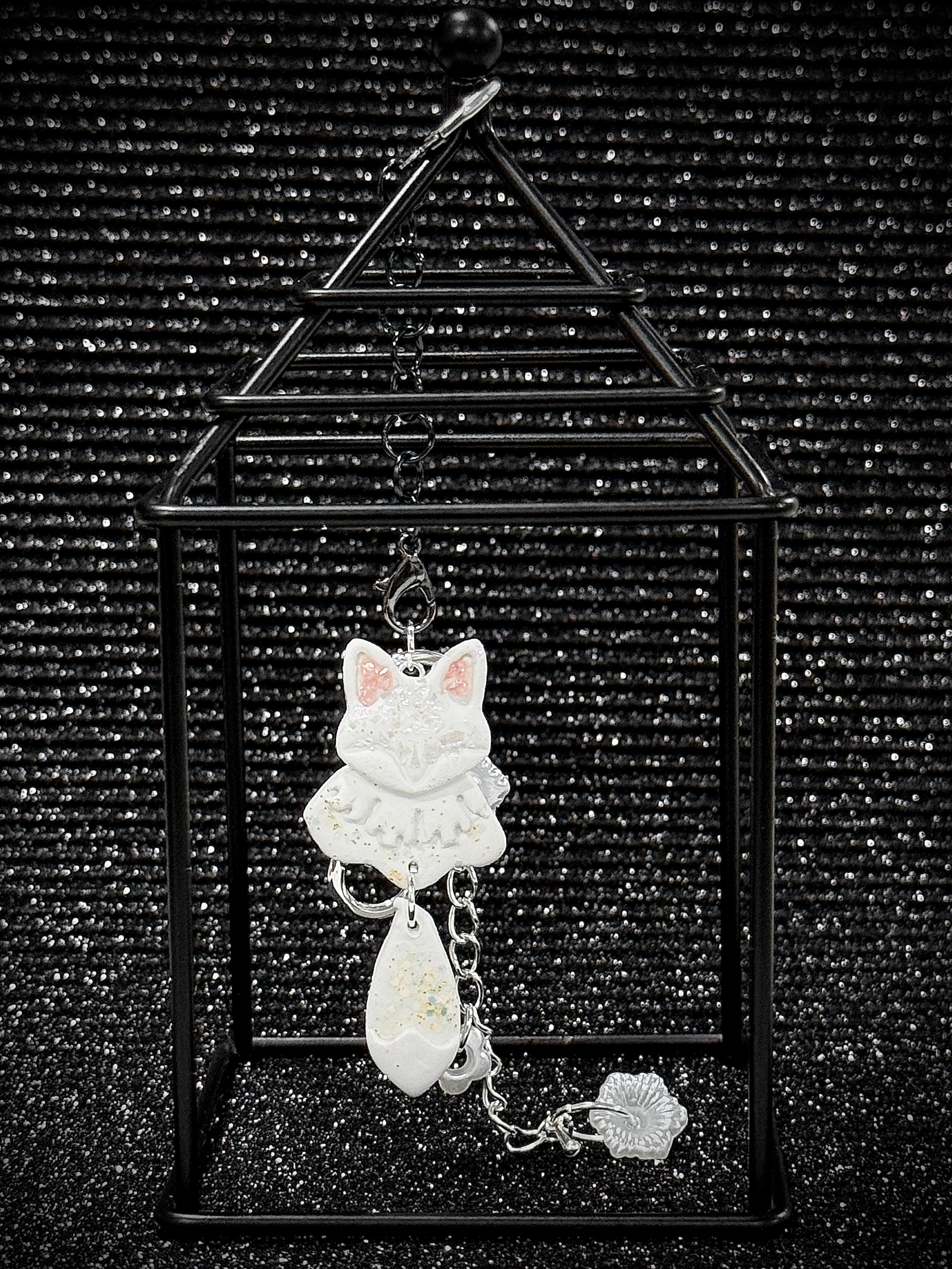 A049. Glamour Fox key charm (glitter silver)