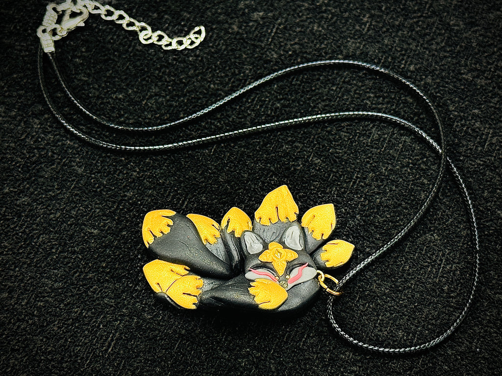 A047. Glamour Fox necklace (mighty black)