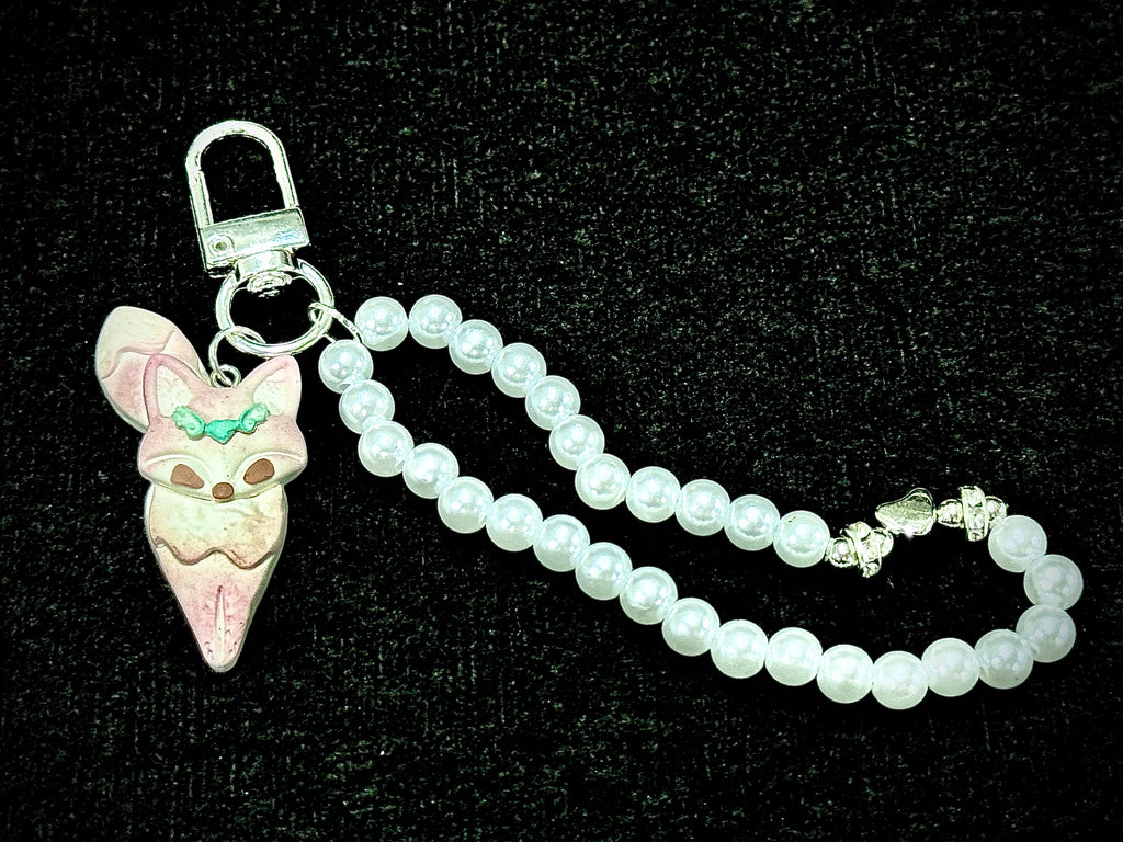 A051. Glamour Fox Key Charm (misty pink)